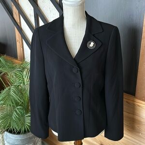 Kate Hill Women’s Blazer
Size: 8
Color: Black
Pre-loved, excellent condition